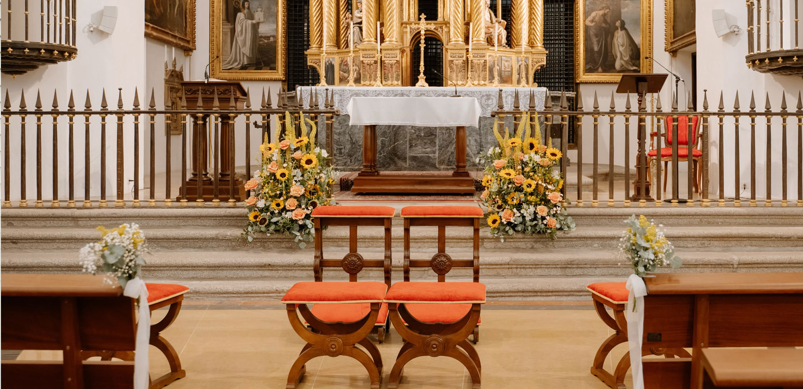 Decoración floral en altar de iglesia