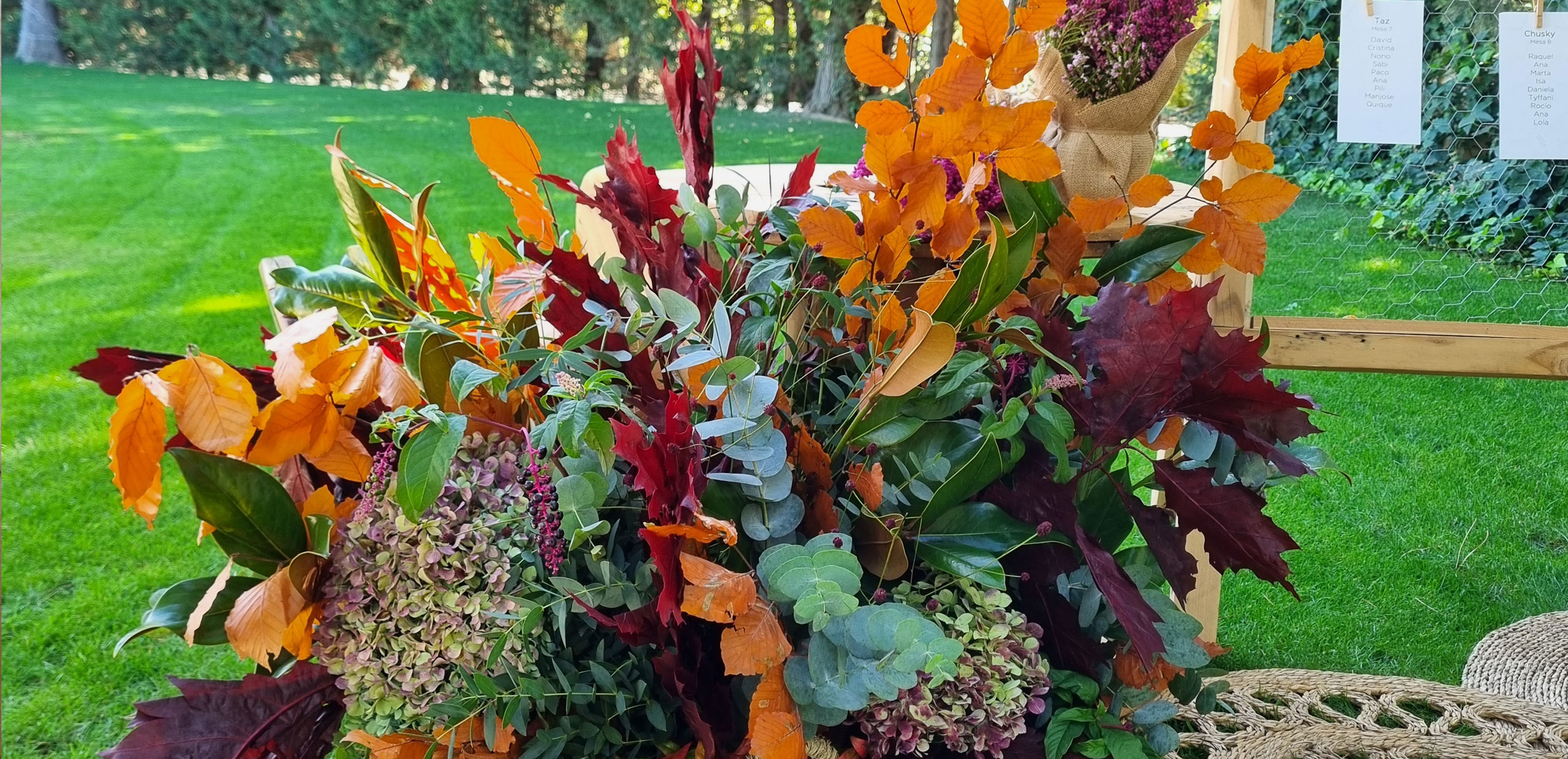 Centro vegetal otoñal con maceta de brezo, calabaza arreglada con flores y hortensias secas para centros de otoño con brezo en Alcalá