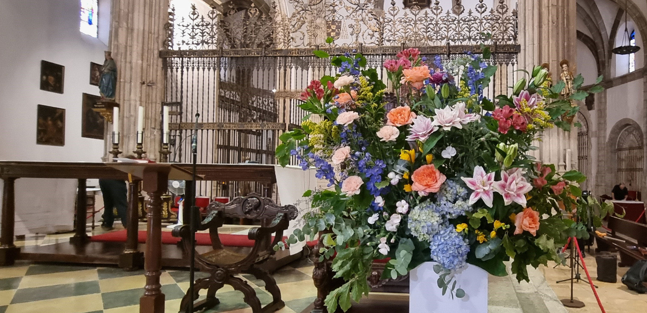 Decoración floral elegante en el altar para bodas en la Catedral de Alcalá con arreglos altos y tonos neutros
