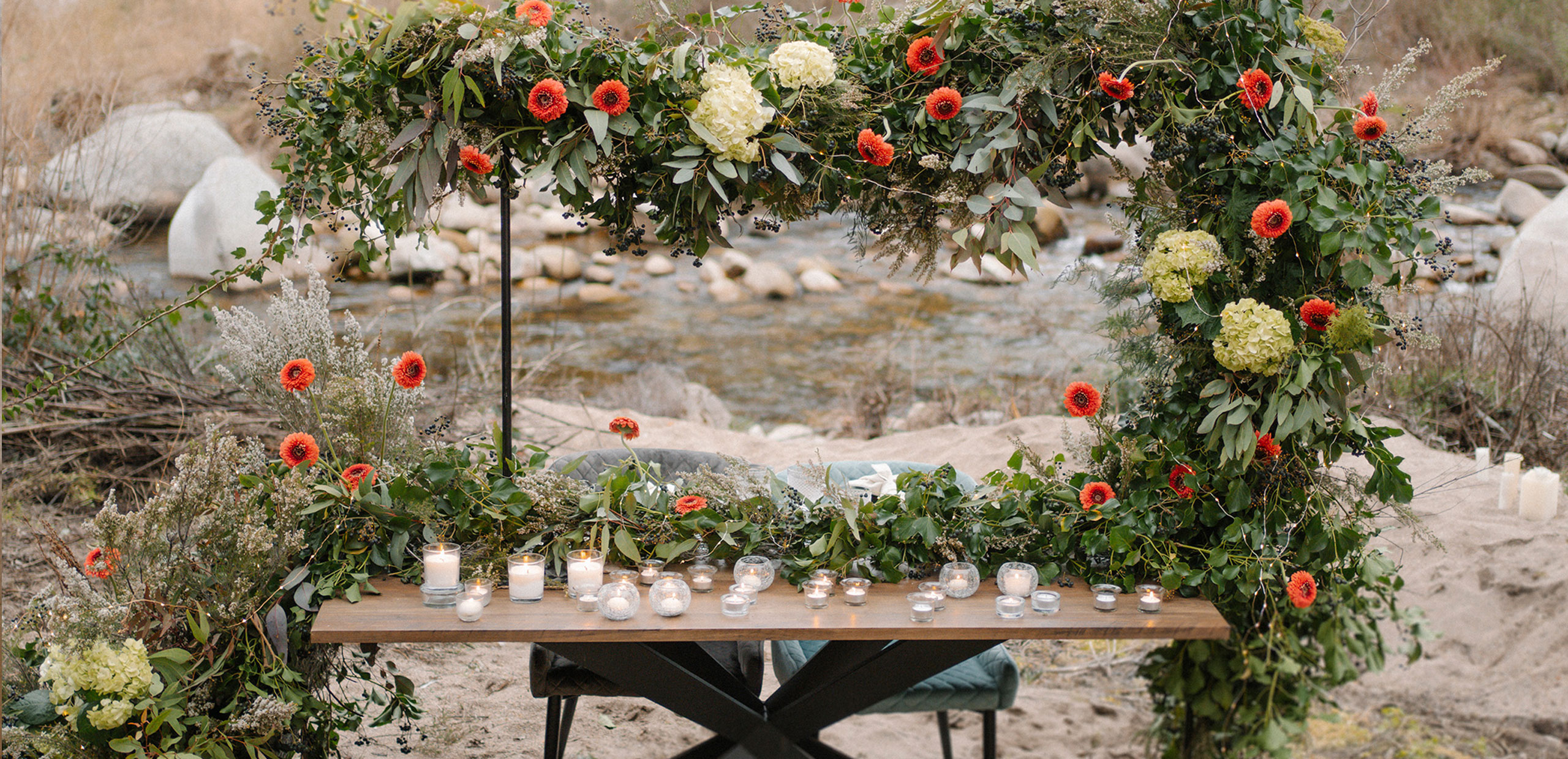 Mesa de banquete para boda íntima decorada con guirnaldas y flores en un espacio acogedor para decoración de microbodas en Alcalá